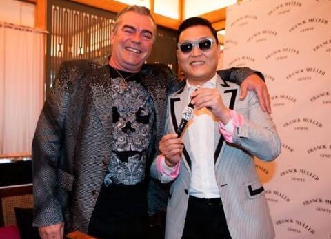 Franck Muller designed the special watch fake Cintrée Curvex 8880 decorated with diamonds for PSY.